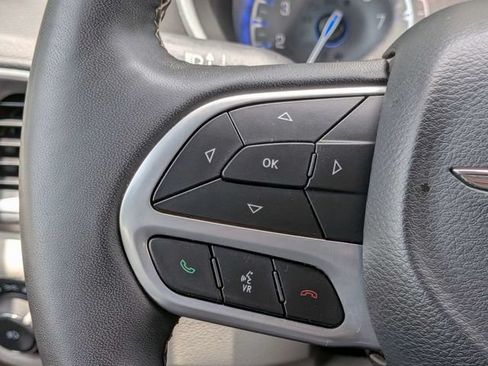 Used 2024 Chrysler Pacifica Touring-L FWD image 28