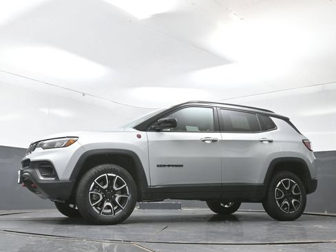 Used 2025 Jeep Compass Trailhawk AWD/4WD image 55