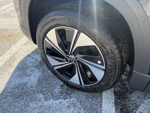 New 2026 Volkswagen Taos SE image 7