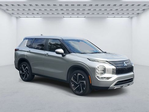 Used 2024 Mitsubishi Outlander SE image 1