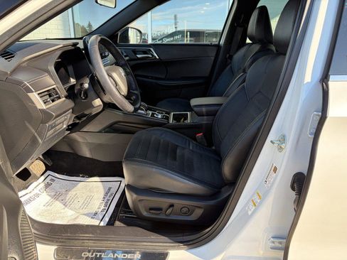 Used 2023 Mitsubishi Outlander SE Black Edition image 8