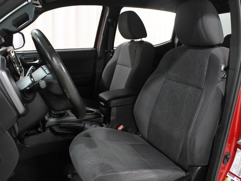 Used 2016 Toyota Tacoma TRD Sport image 5