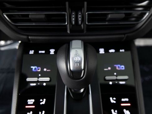 Certified 2025 Porsche Macan image 28