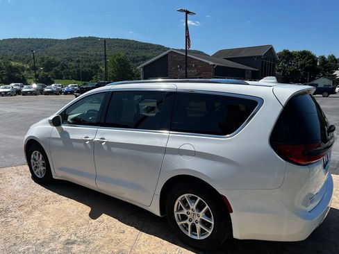 Used 2021 Chrysler Pacifica Touring-L FWD image 7