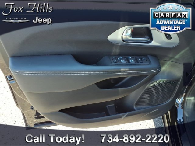 Certified 2025 Chrysler Pacifica Limited w/ Uconnect Theater Family Group FWD image 17