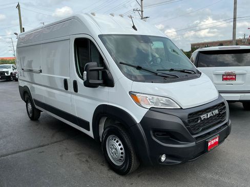 Used 2024 RAM ProMaster 2500 w/ Convenience Group FWD image 3