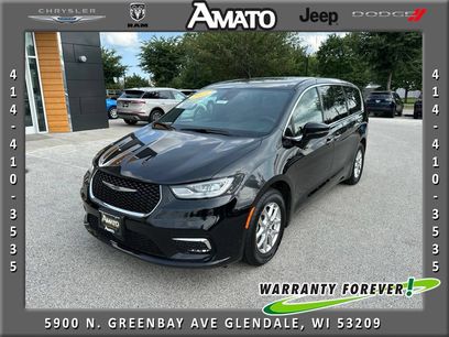 Used 2025 Chrysler Pacifica Select