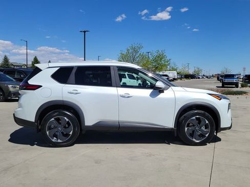 Used 2024 Nissan Rogue SV w/ SV Premium Package image 2