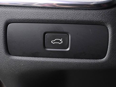 Used 2025 Volvo XC60 B5 Plus image 24