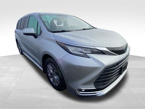 Used 2021 Toyota Sienna XLE image 13