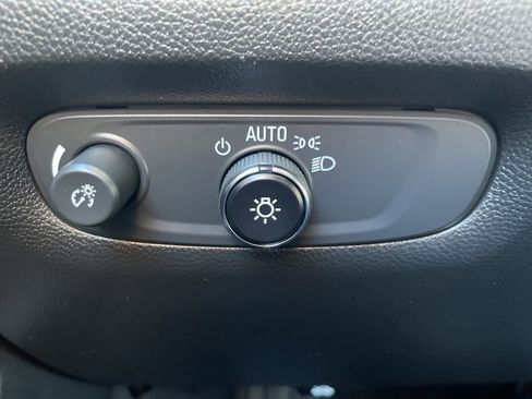 Used 2023 Chevrolet Traverse LT image 28