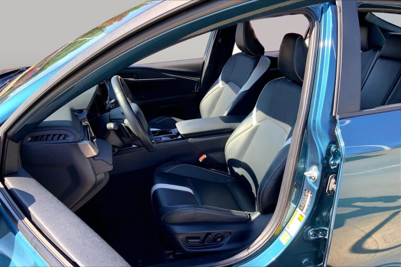 Used 2025 Toyota Camry SE FWD image 8