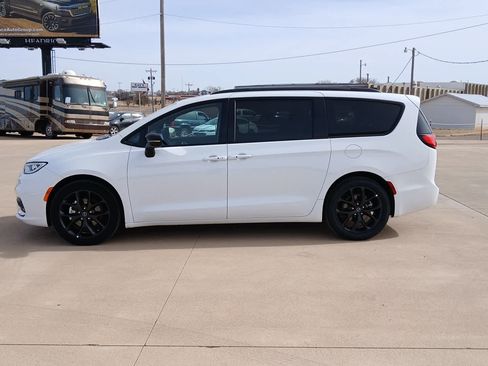 Used 2025 Chrysler Pacifica Limited image 3