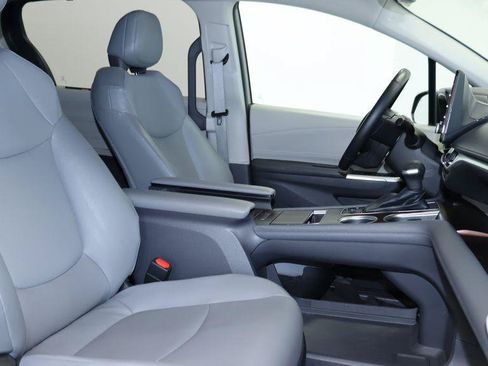 Used 2022 Toyota Sienna XLE AWD/4WD image 23