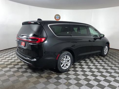 Used 2023 Chrysler Pacifica Touring-L FWD image 17