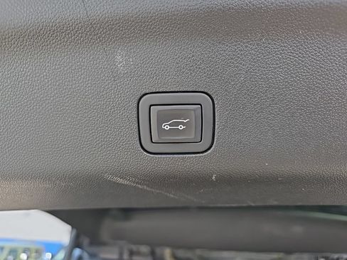 Used 2024 GMC Yukon AT4 w/ Technology Package AWD/4WD image 7
