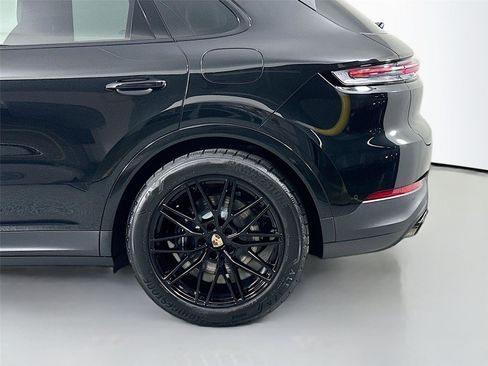 Certified 2025 Porsche Cayenne E-Hybrid AWD/4WD image 12
