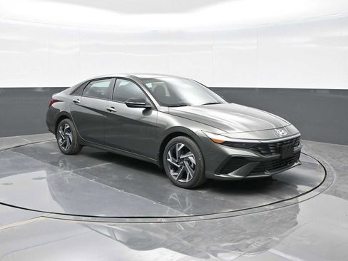 New 2025 Hyundai Elantra SEL image 1