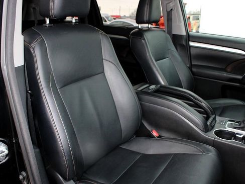 Used 2018 Toyota Highlander XLE image 27