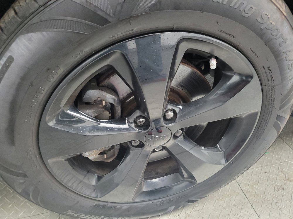 Used 2019 Jeep Cherokee Latitude Plus AWD/4WD image 31