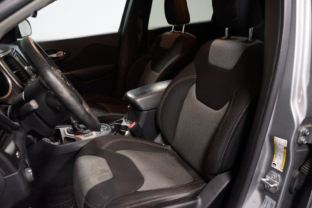 Used 2016 Jeep Cherokee Sport FWD image 6