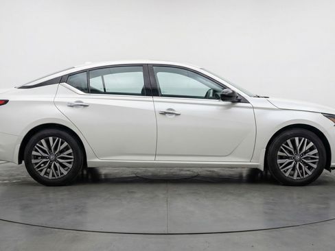 Used 2025 Nissan Altima 2.5 SV image 11