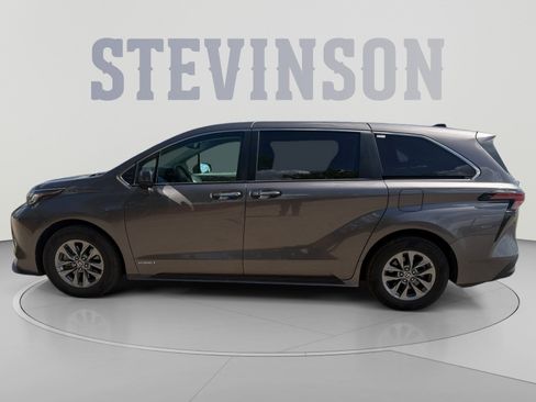 Used 2021 Toyota Sienna XLE AWD/4WD image 2