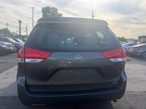 Used 2013 Toyota Sienna XLE FWD image 3