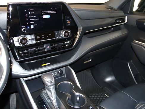 Used 2023 Toyota Highlander L image 44