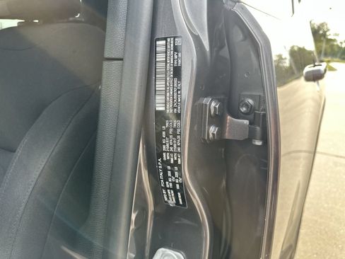 Used 2019 Jeep Renegade Latitude w/ Cold Weather Group AWD/4WD image 34