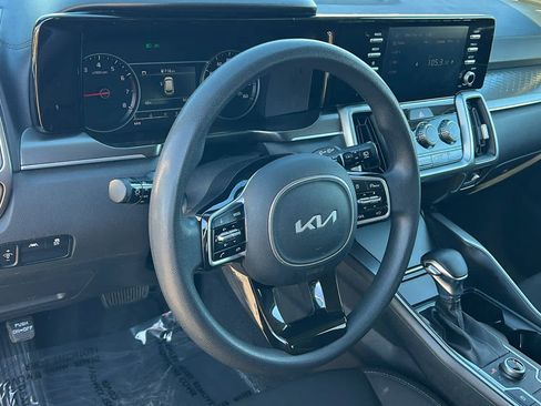 Used 2022 Kia Sorento LX image 10
