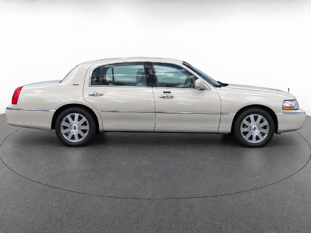 Used 2003 Lincoln Town Car Cartier RWD image 35
