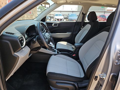 Used 2025 Hyundai Venue SEL FWD image 9