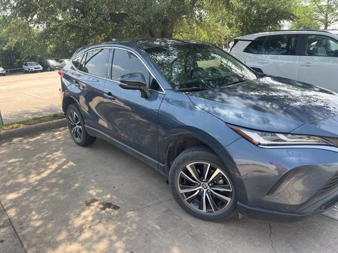 Used 2023 Toyota Venza LE image 5