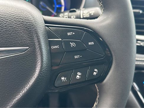 Used 2022 Chrysler Pacifica Touring-L w/ Uconnect Theater Family Group FWD image 23