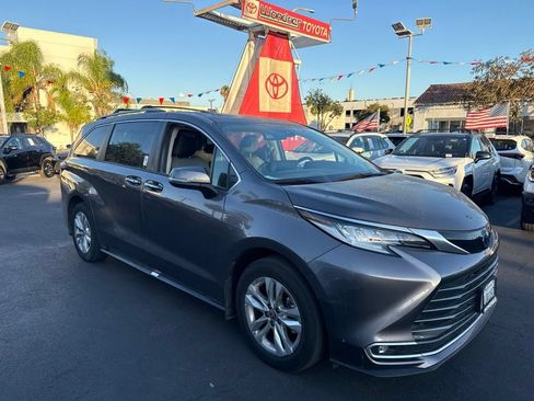 Used 2024 Toyota Sienna Limited FWD image 2