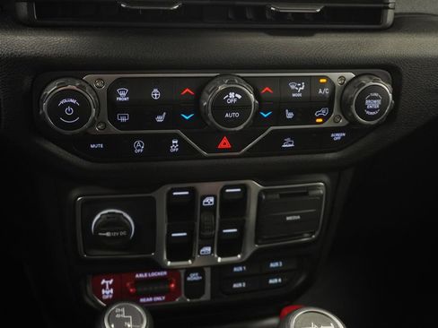 Used 2025 Jeep Wrangler Willys image 34