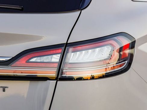 Used 2019 Lincoln Nautilus Select image 10