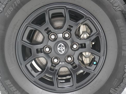 Used 2020 Toyota Tacoma SR5 RWD image 23