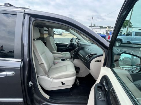 Used 2016 Chrysler Town & Country Touring-L FWD image 24