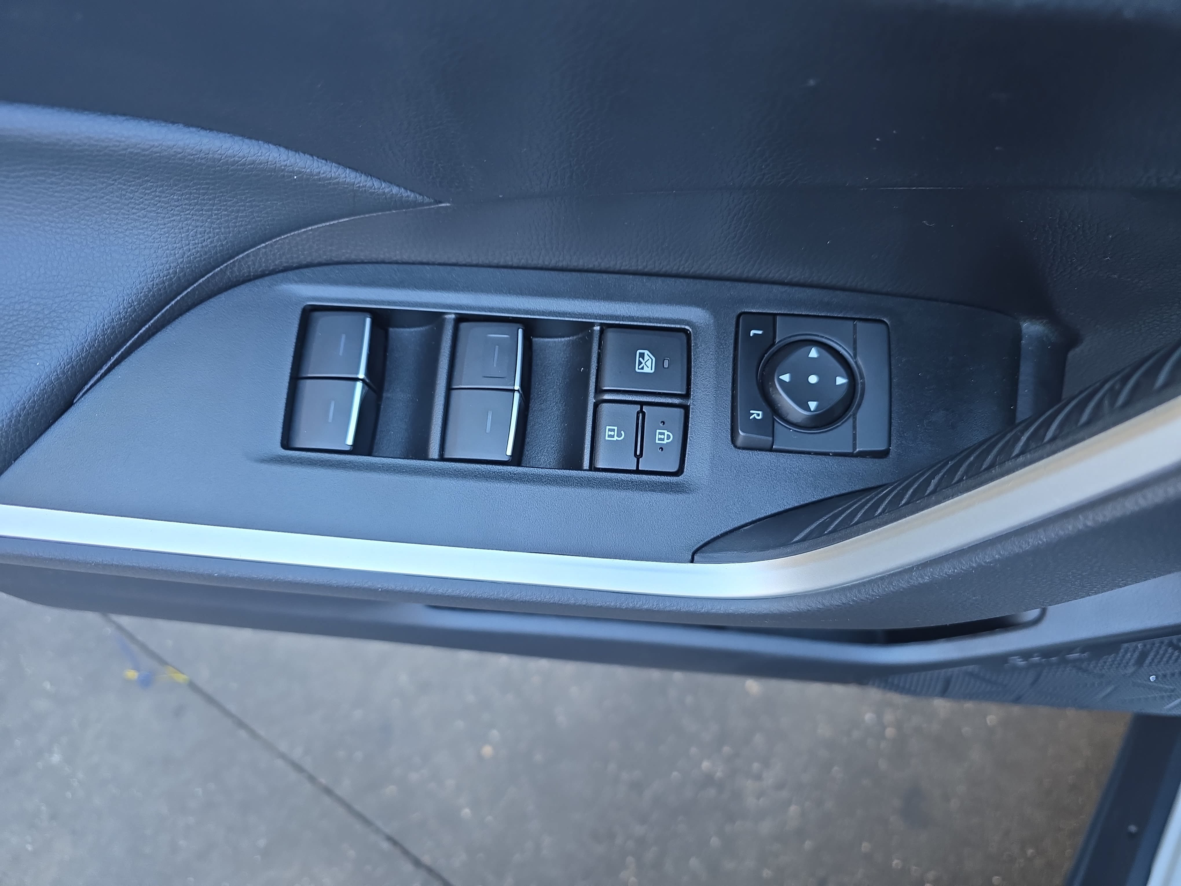 Used 2025 Toyota RAV4 XLE FWD image 28