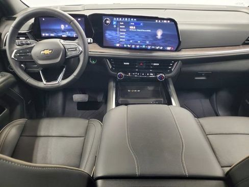 Used 2025 Chevrolet Suburban Premier AWD/4WD image 2
