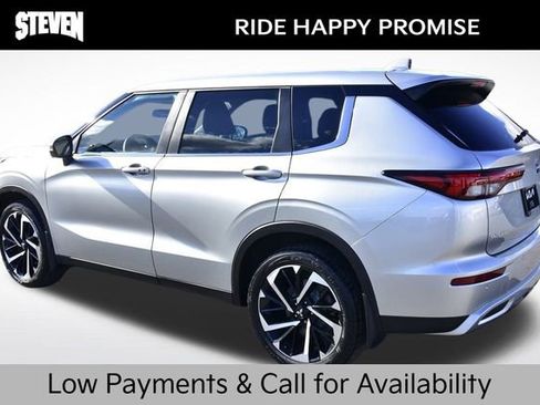 Used 2023 Mitsubishi Outlander SE image 3