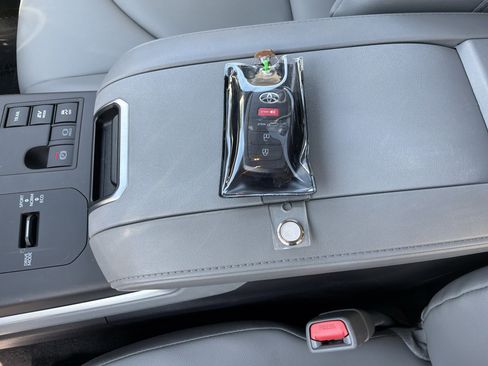 Used 2025 Toyota Highlander XLE AWD/4WD image 37