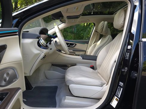Used 2023 Mercedes-Benz EQS 580 4MATIC SUV image 9