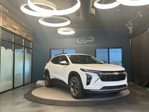 Used 2024 Chevrolet Trax LT w/ Sunroof Package FWD image 1