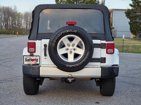 Used 2017 Jeep Wrangler Unlimited Sahara w/ Connectivity Group image 7