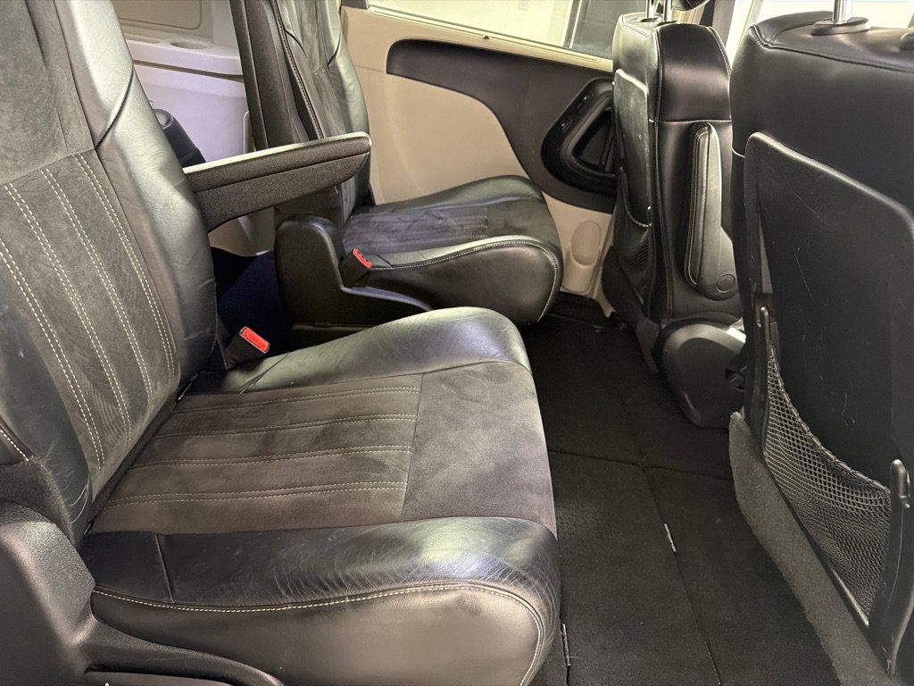 Used 2014 Chrysler Town & Country Touring-L FWD image 20