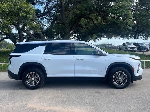 Used 2026 Chevrolet Traverse LT FWD image 4