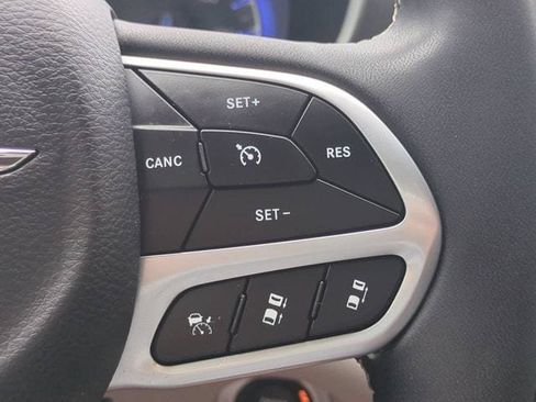 Used 2023 Chrysler Pacifica Touring-L FWD image 25